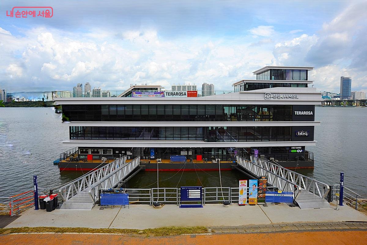 잠실한강공원 내의 잠실 선착장 ©조수봉