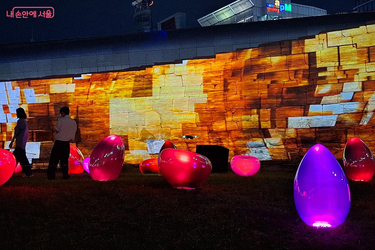 이번 여름 시즌은 DDP 외벽은 물론 한양도성과 이간수문 공간을 모두 활용한 '체험'과 '몰입'이 핵심이다. 