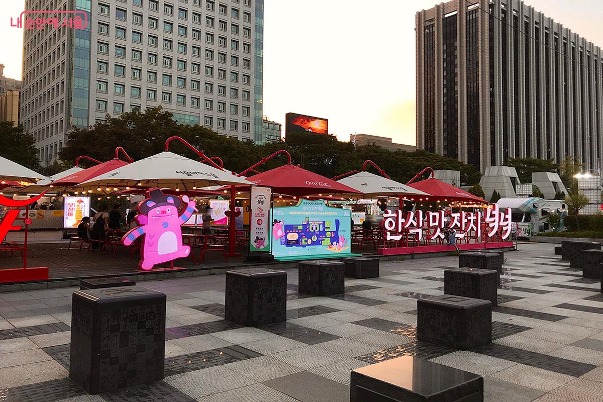 광화문광장 옆 세종로공원에서 진행되는 'K-푸드 페스티벌 넉넉'에서 배고픔을 달랜다. ©이정민