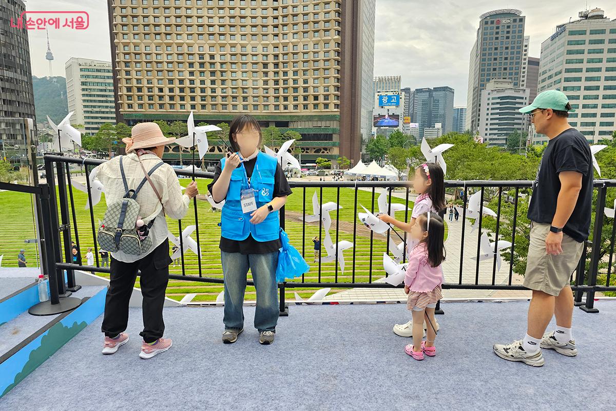 방학을 맞아 부모님의 손을 잡고 서울광장을 찾은 아이들에게는 최고의 역사 교육 시간으로 의미가 깊다. ©정향선