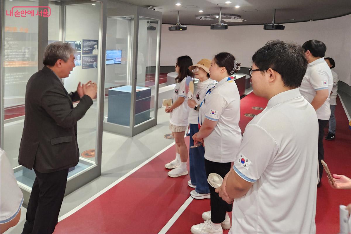 광복순례단이 손기정기념관을 찾아 설명을 듣고 있다. &copy;조시승