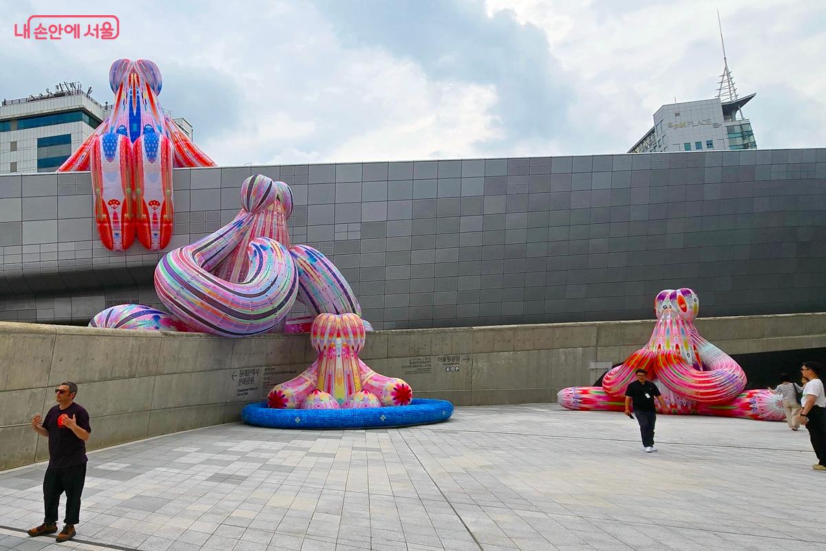  유쾌한 벌룬 조형물 <Pool Teacher> ©김윤경