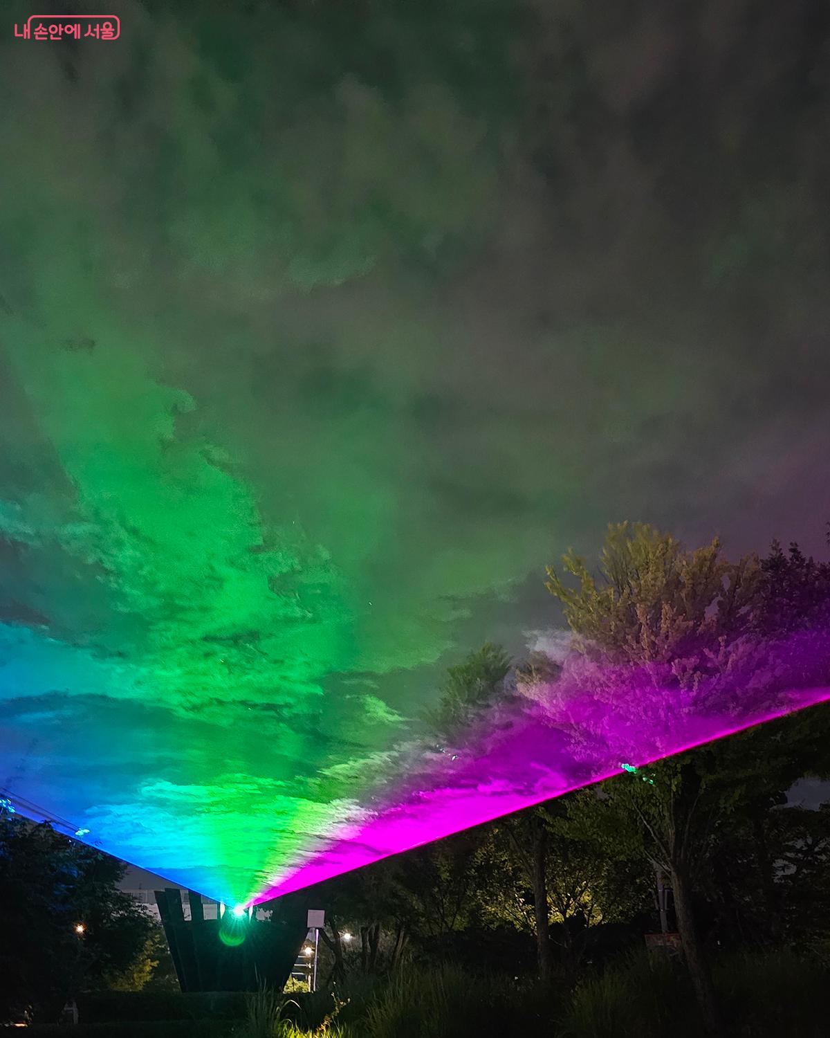 발밑에서 시원하게 뿜어져 나오는 물과 안개, 그리고 그 위에 춤추는 빛은 모든 이들에게 환상적인 여름밤의 추억을 선사했다.