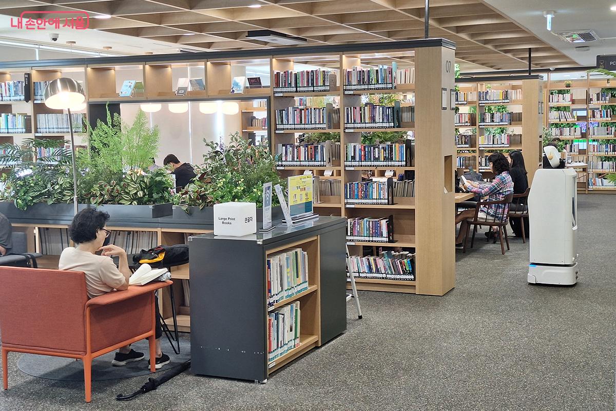 모든 좌석에 개별 콘센트가 설치되어 있는 3층 &lsquo;생각서재&rsquo; &copy;정향선   