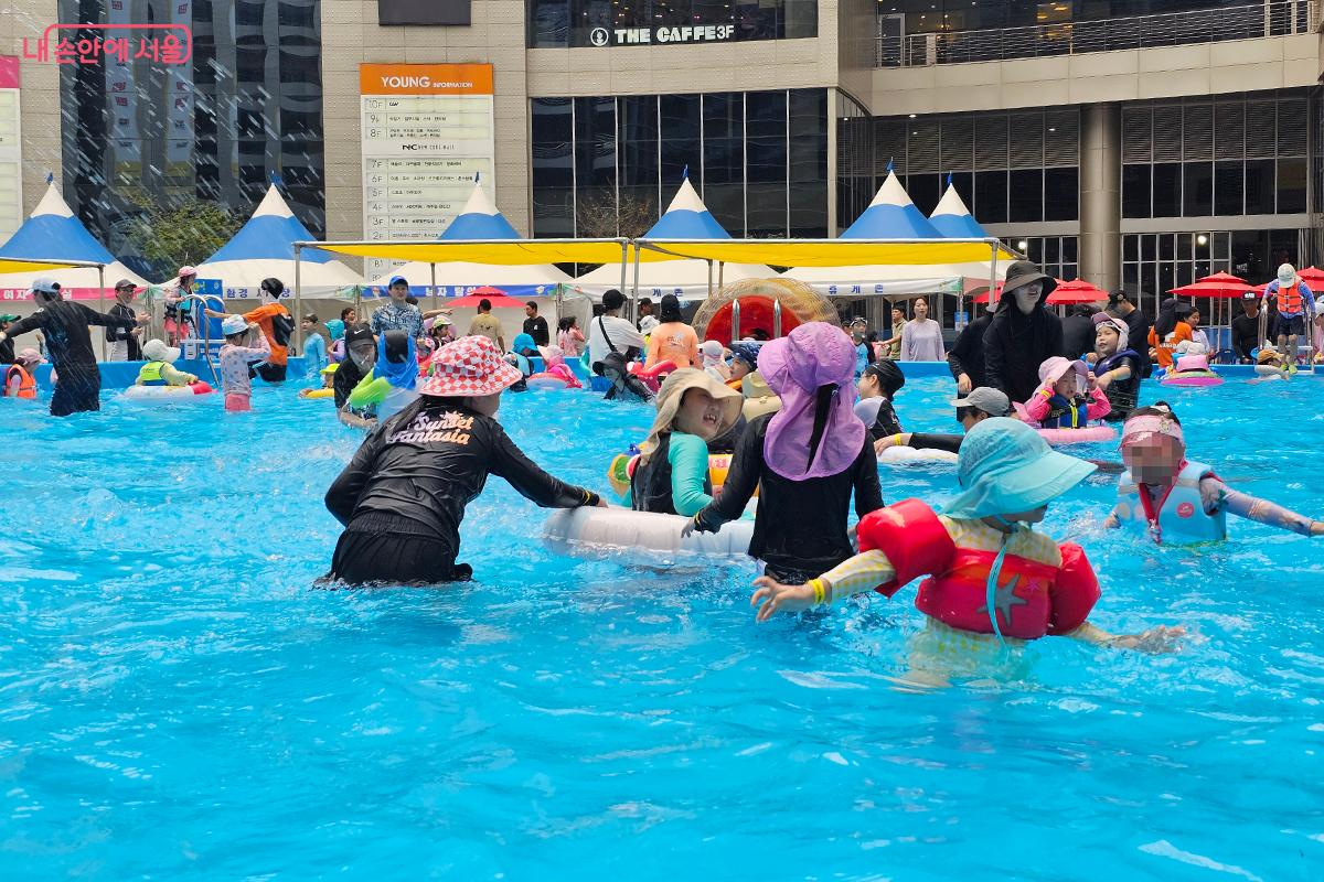 아이들과 보호자들이 더욱 커진 '유수풀' 안에서 즐거운 시간을 보내고 있다. ©이혜숙