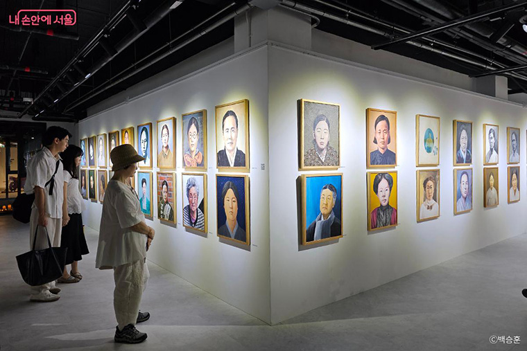 노들섬에서 열린 ‘여성 독립운동가 80인 초상화전’ 전시를 관람하는 시민들. 