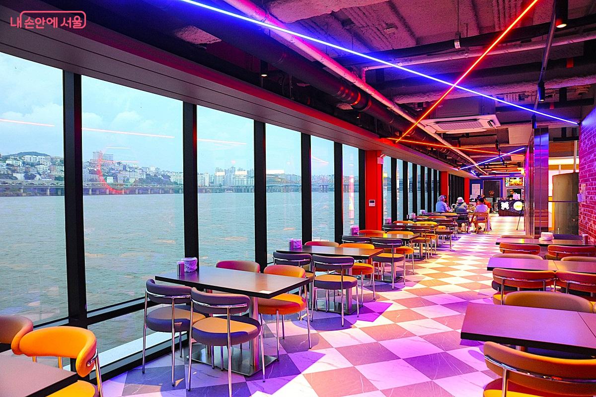 3층 구조 선착장 2층에는 공히 ‘bbq 치킨’점이 입점했다. ©조수봉