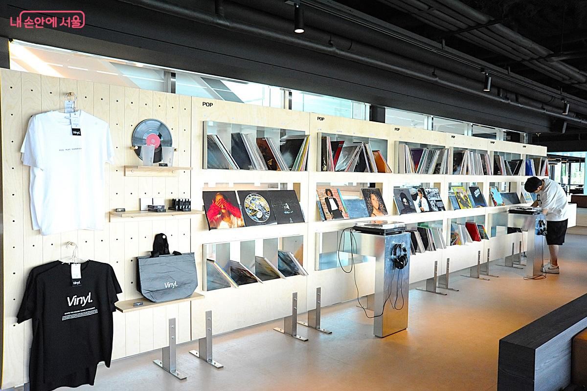 뚝섬 선착장 3층에 입점한 LP카페 ‘바이닐’ ©조수봉