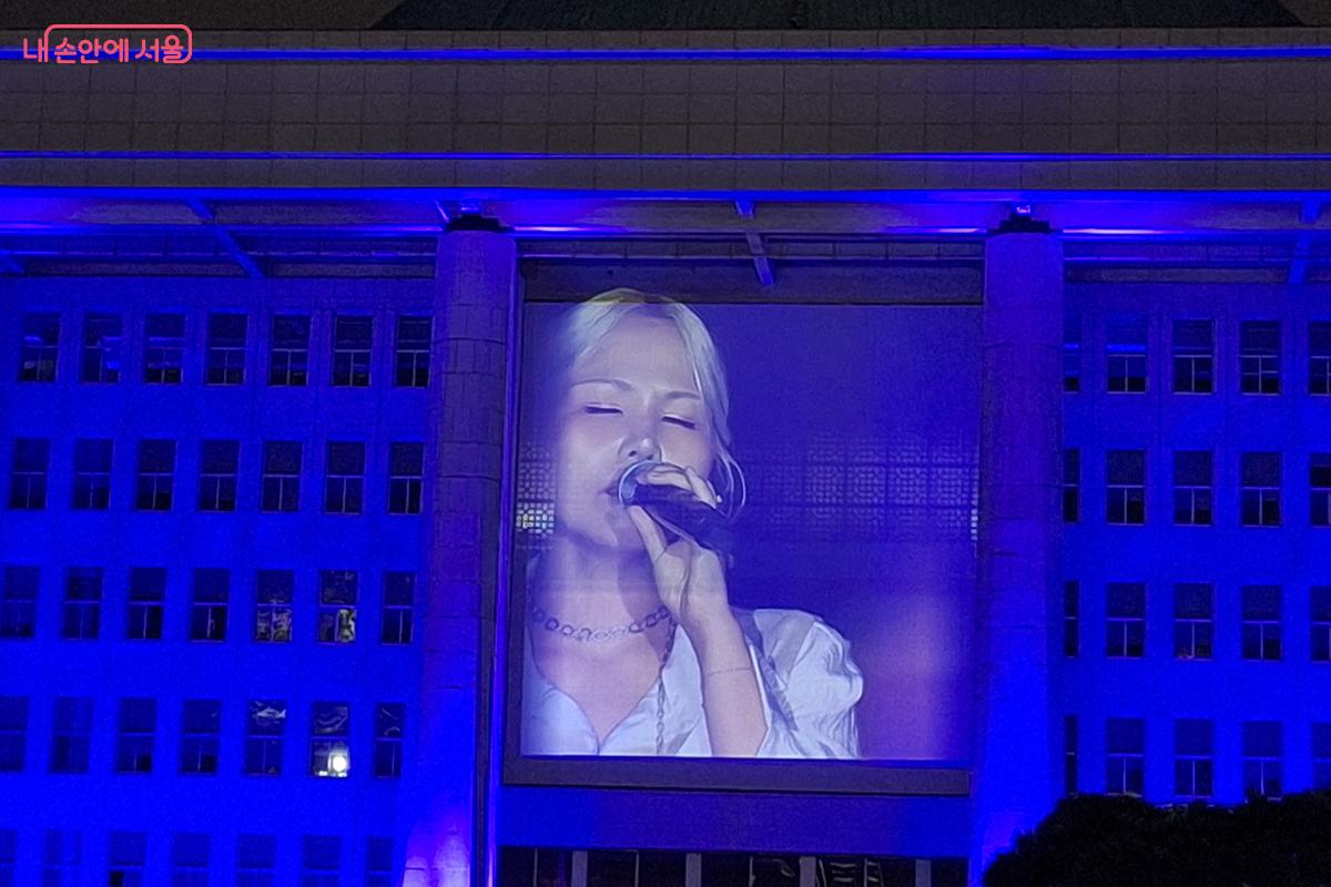 청아한 고음으로 여의도 밤하늘을 울리며 본격적인 축제의 무대를 연 가수 '알리' ©정향선