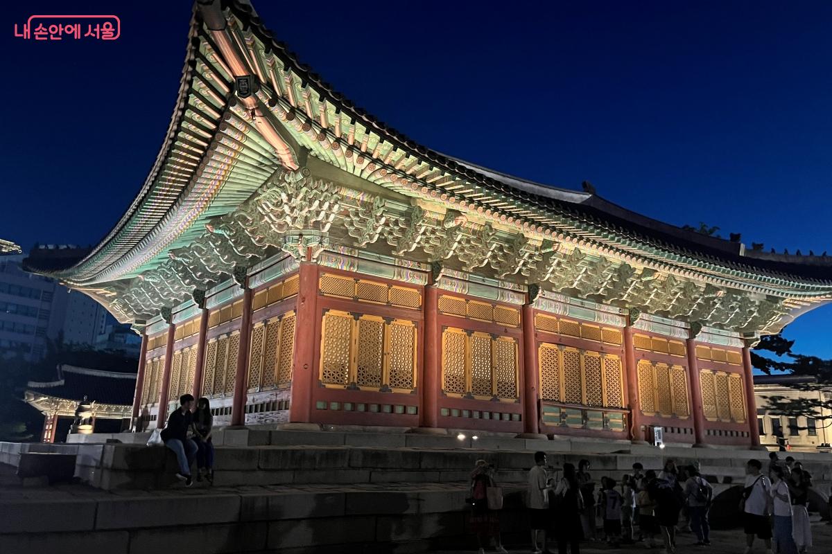 중화전의 야경 아래 꽃살무늬 창살과 아름다운 단청이 돋보인다. ©김연희