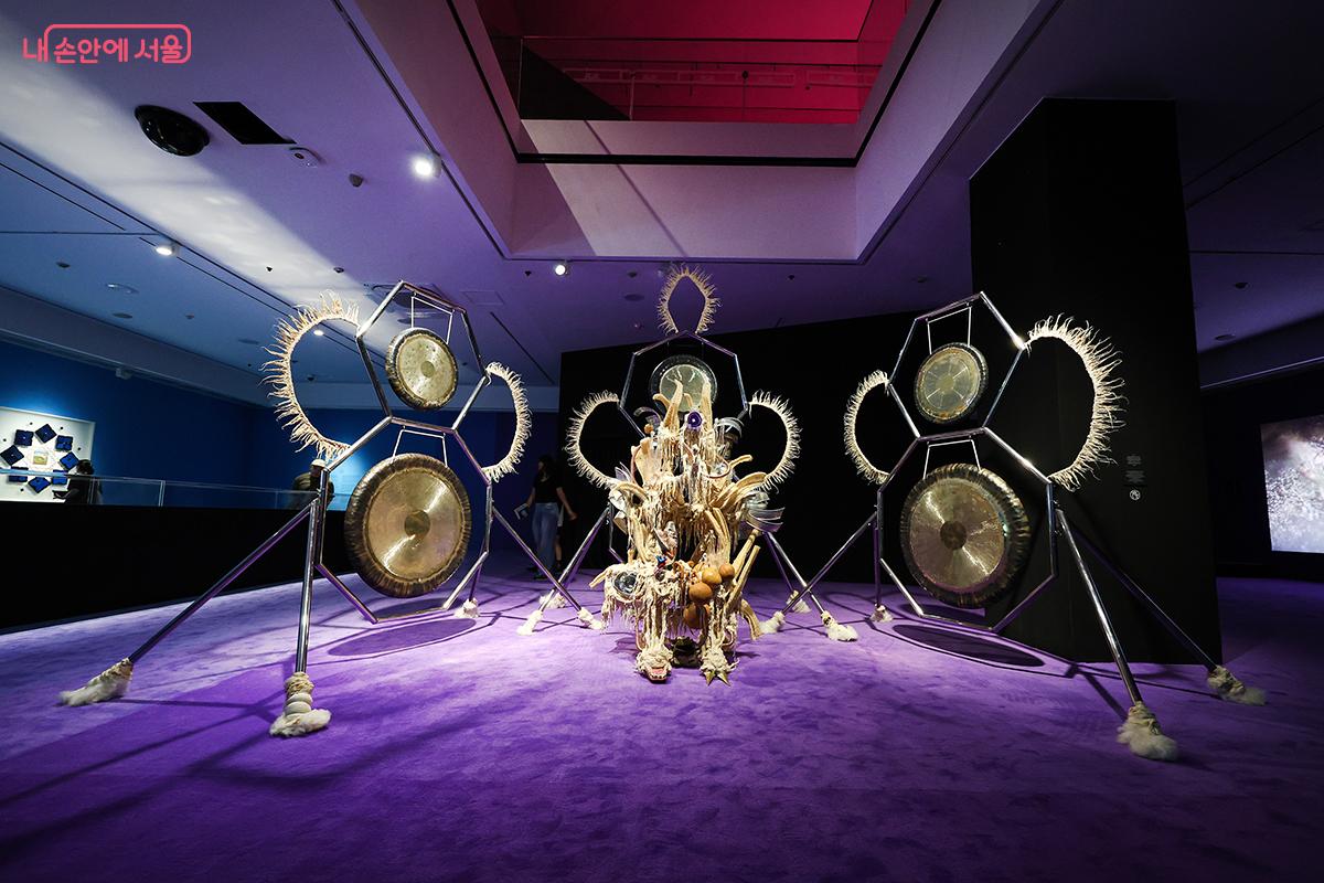 윙 포 소 작가의 멕시코 토착 미학의 상징적 전시 ©김주연