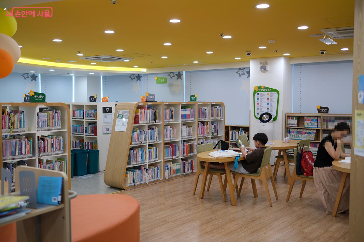 어린이자료실에는 자녀들과 함께 온 가족 단위 방문객들이 많다. ©박우영