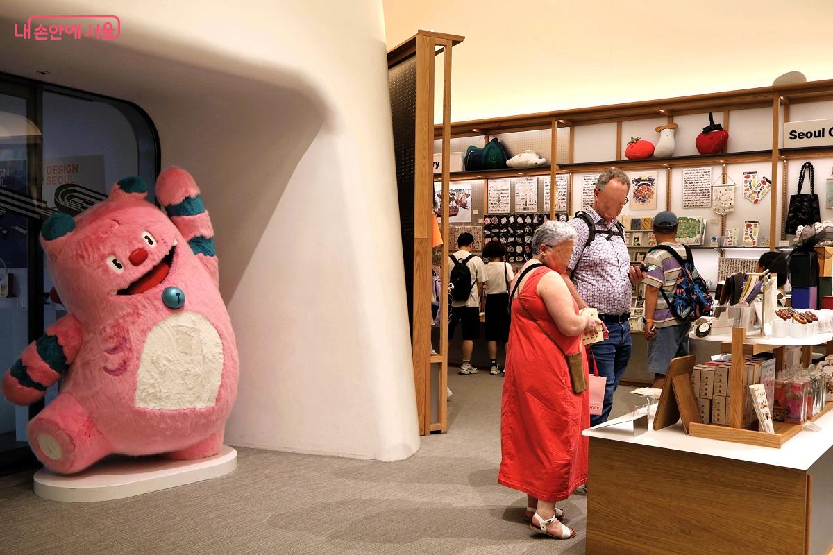서울의 디자인 라이프스타일 플랫폼, DDP디자인스토어 방문객들이 상품을 고르고 있다. ©이봉덕