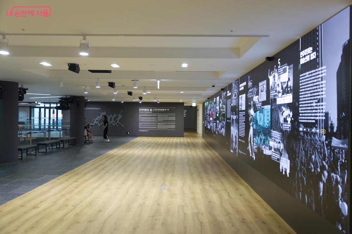 민주화운동기념사업회에서 수집한 약 90여 만 건의 민주화 운동 사료 등을 관람할 수 있다. &copy;임중빈