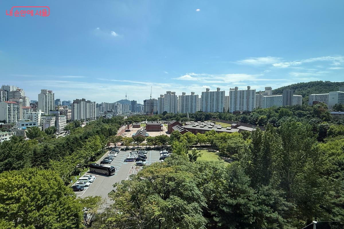 4층 포토존에 가면 맞은편 서대문형무소를 내려다 볼 수 있다. ©이미현 