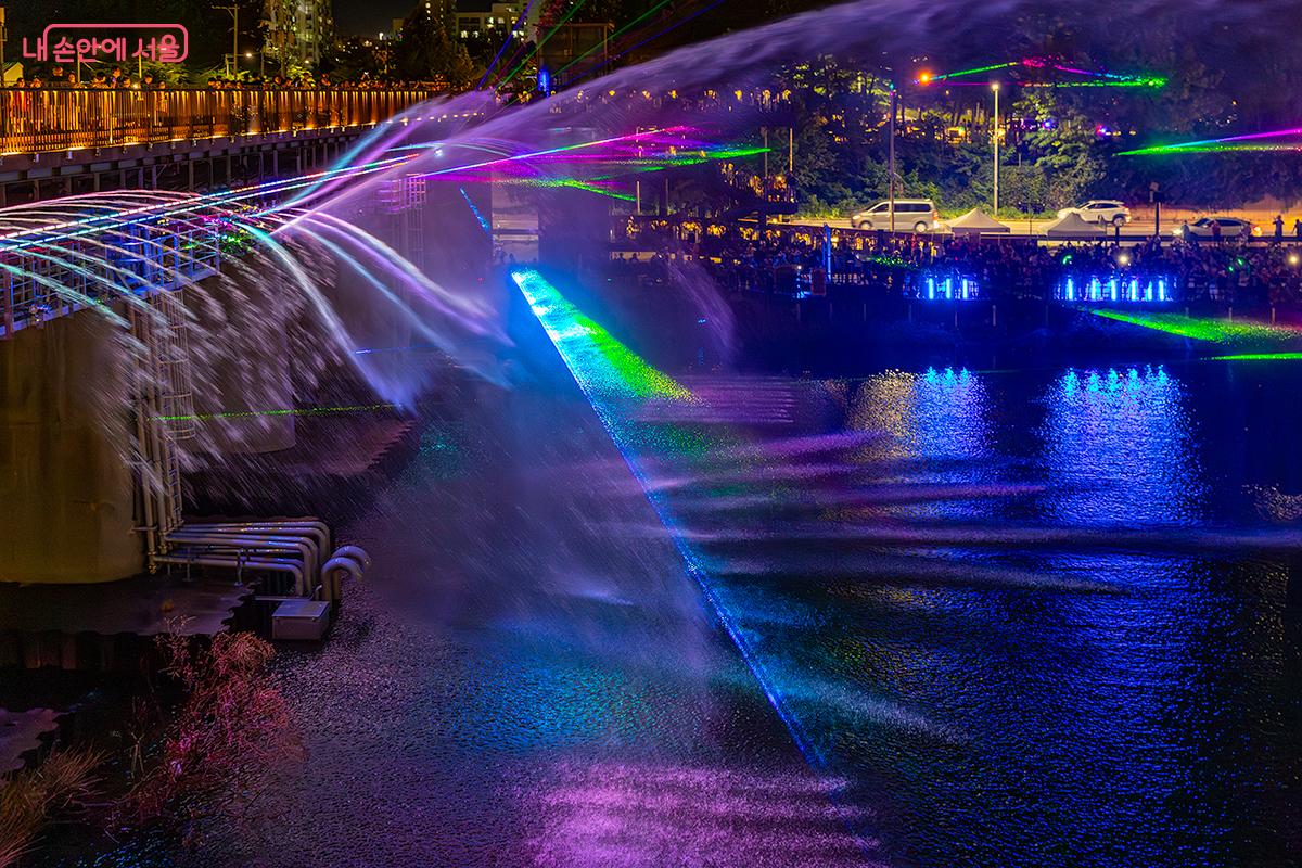 주변 경관과 어울리는 화려한 레이저 분수를 설치했다. ©문청야