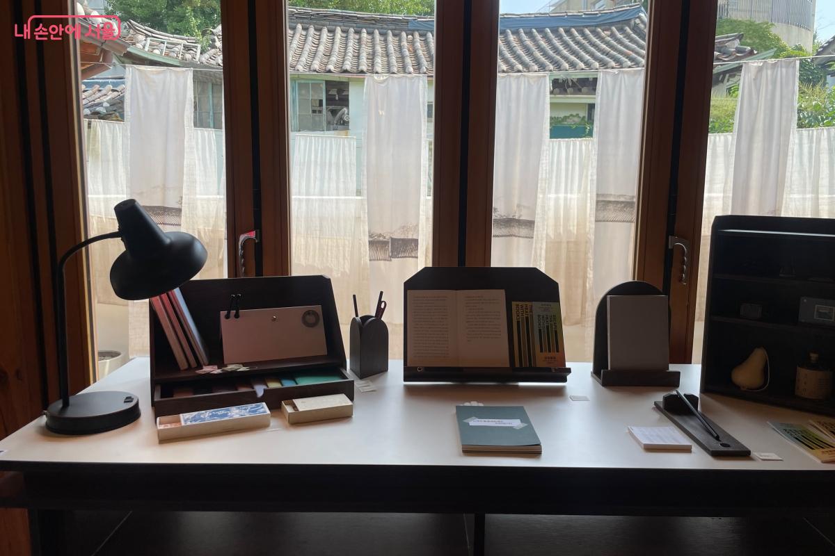 관람객이 직접 메모하며 주어진 질문에 답할 수 있는 공간 ©정우제