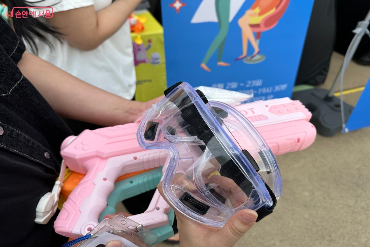 행사 참여자들이 물총놀이 준비물을 받았다. &copy;강다영