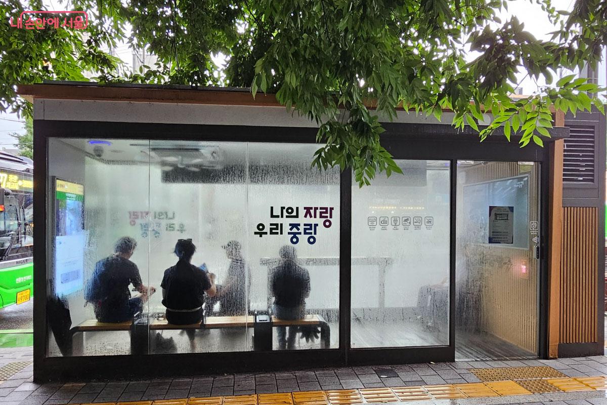 버스 정류장에 설치된 스마트 쉼터 &copy;홍혜수   