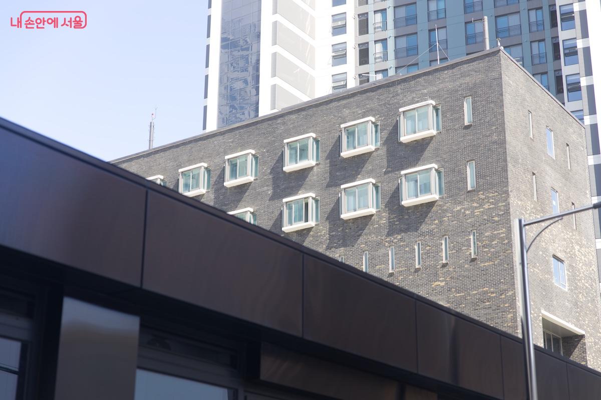 남영역과 바로 맞닿아 있는 옛 남영동 대공분실은 이제 '민주화운동기념관'이라는 곳으로 다시 생명을 얻었다. &copy;임중빈