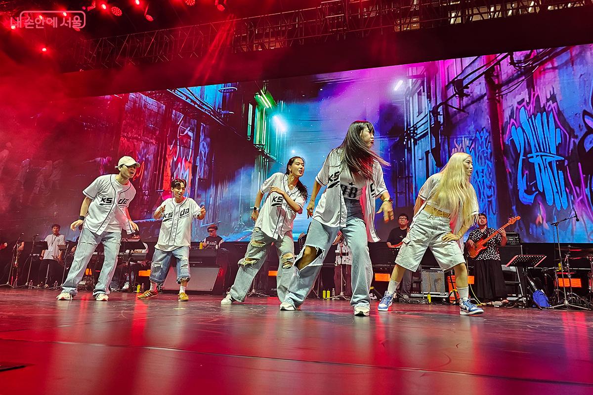 사전 워크숍을 통해 선발된 시민예술가들이 각 장르별 무대에 올라 의미가 깊다.  &copy;이혜숙