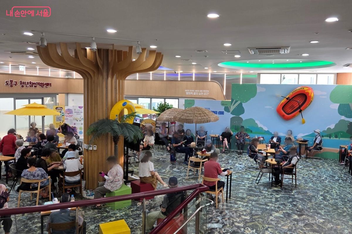 1층 휴식 공간은 계곡 분위기로 파라솔과 테이블을 설치했다. &copy;김미선
