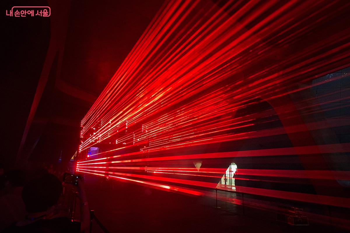 아카 창의 ‘Multimmersion_DDP25’ 레이저 인스톨레이션 작품 ©백승훈 