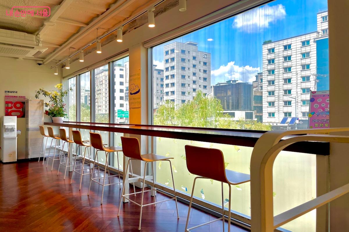 휴식 공간을 제공하는 시그니처 라운지 &copy;이종빈