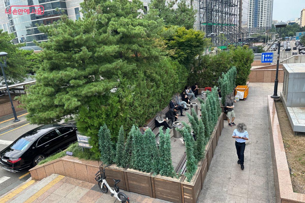 ‘서초 AI 흡연 제로’ 기기 덕분인지 흡역구역이 비교적 잘 지켜지고 있다. ©김재형