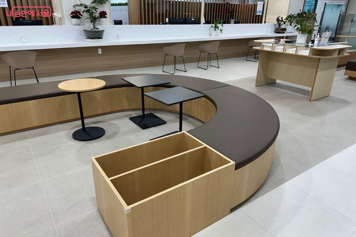 민원을 신청 후 주민들이 편하게 대기할 수 있다. ©김재형