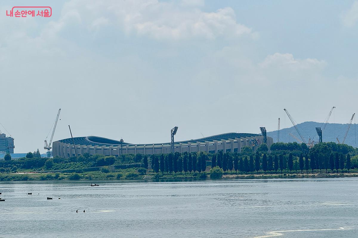 헌트릭스의 공연 장소로 설정된 잠실종합운동장. 현재 리모델링 공사가 진행중이다. 2026년 12월 준공 예정 ©김미정