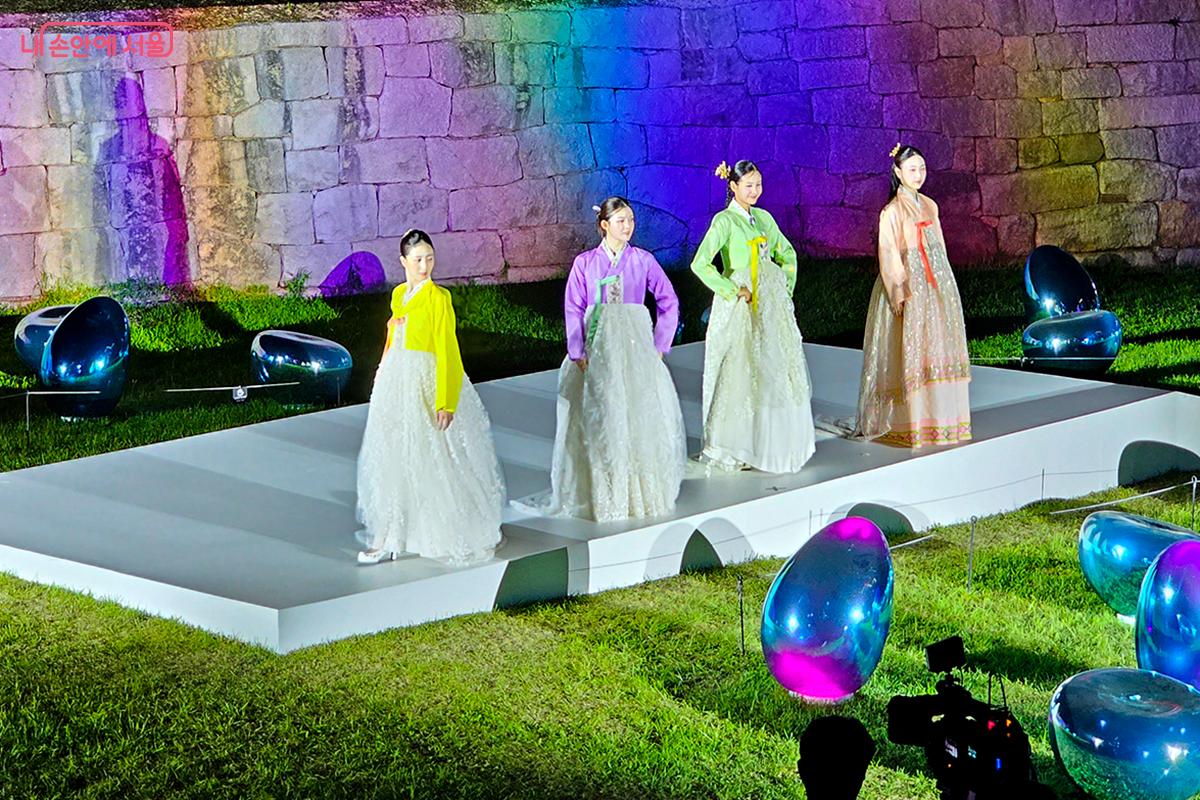  '금단제'와 '오우르'의 한복들이 'Timescape: 빛의 결' 주제에 맞춰 과거와 미래를 오가는 빛의 서사를 담아냈다.