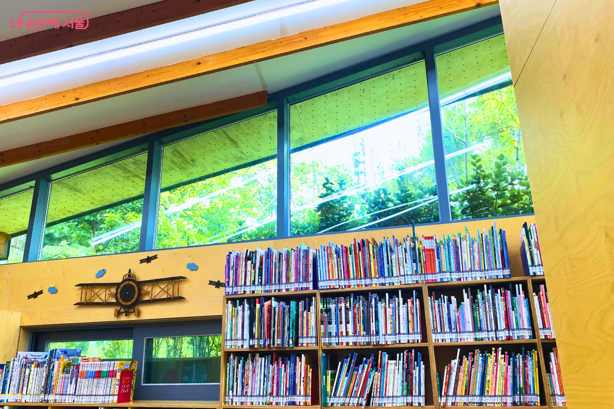신발을 벗고 들어가는 안락한 매봉산숲속도서관 어린이 도서 공간 ©양정화