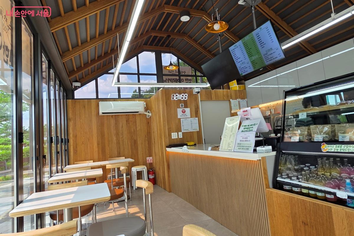 의자에 앉아 유리창 너머의 풍경을 바라보며 여유로운 시간을 갖기 좋다. ©김미선