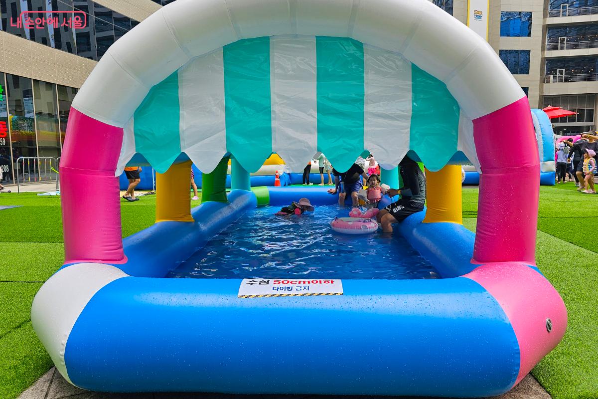 10세 미만의 어린이들을 위해 50cm 미만의 '저수심 풀장'을 설치한 세심한 준비가 돋보였다. ©이혜숙