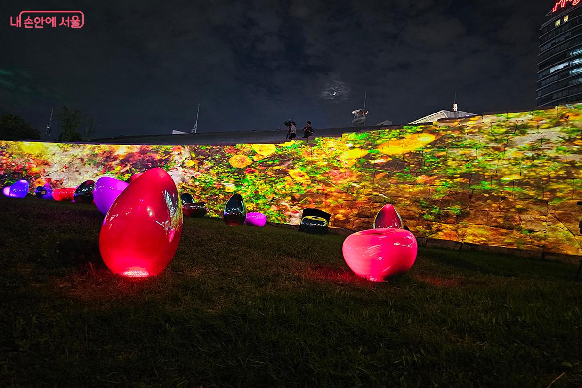 이간수문 옆 잔디밭 성곽을 타고 흐르는 ‘Fluid Memory’ ©이혜숙