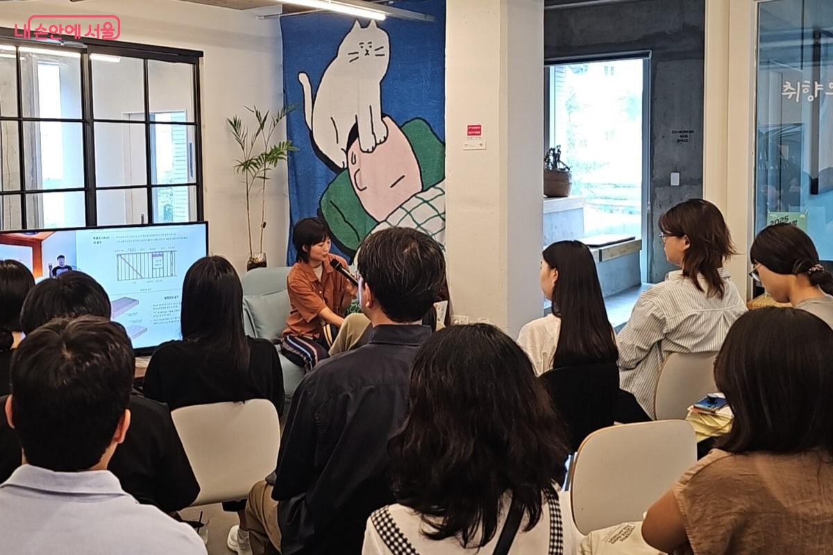 스튜디오 우당탕탕 채아람 대표의 발표를 듣고 있는 프로그램 참여자들 ©최정윤