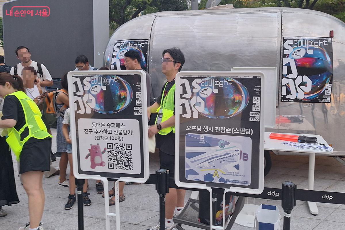 팔거리에서는 설문조사에 응한 참가자들에게 키링, 에코백 등을 증정하는 행사도 열렸다. ©이혜숙