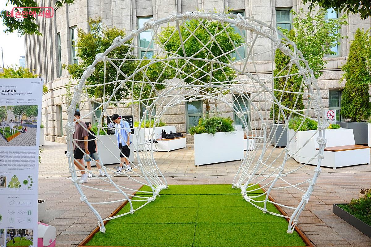 대진대, ‘덫: 중독과 집착’은 기능과 형태 메시지를 하나로 통합한 건축적 실험이다. ©조수봉