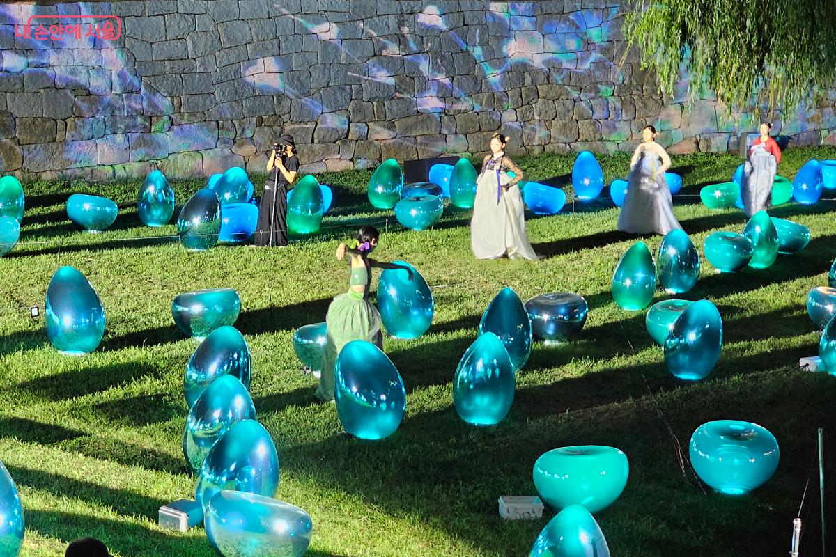 180개의 물방울 모양 빛들이 시시각각 변화하며 관람객과 소통하는 모습에서는 생동감 넘치는 에너지가 느껴졌다. 