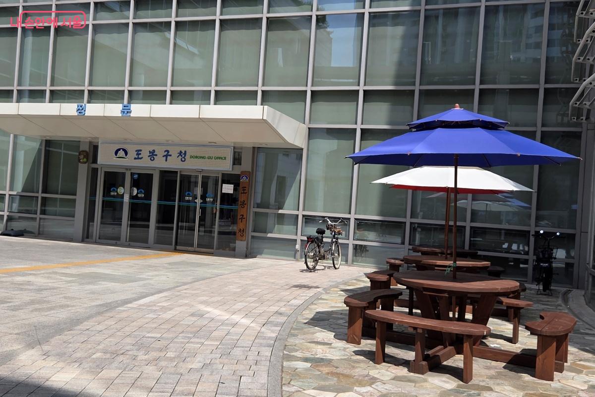 도봉구청 입구에도 파라솔을 설치했다. &copy;김미선