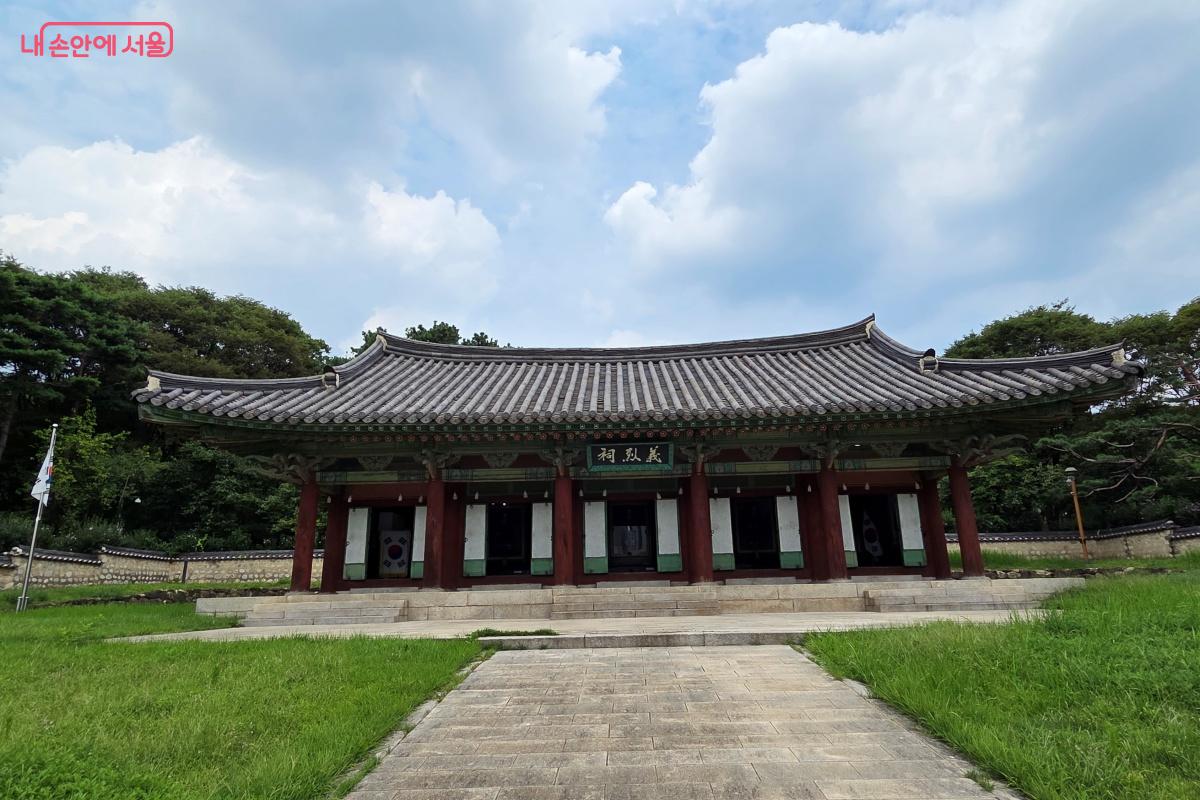 애국 선열들의 영정을 모신 사당 '의열사' 앞에 섰다. ⓒ김미선