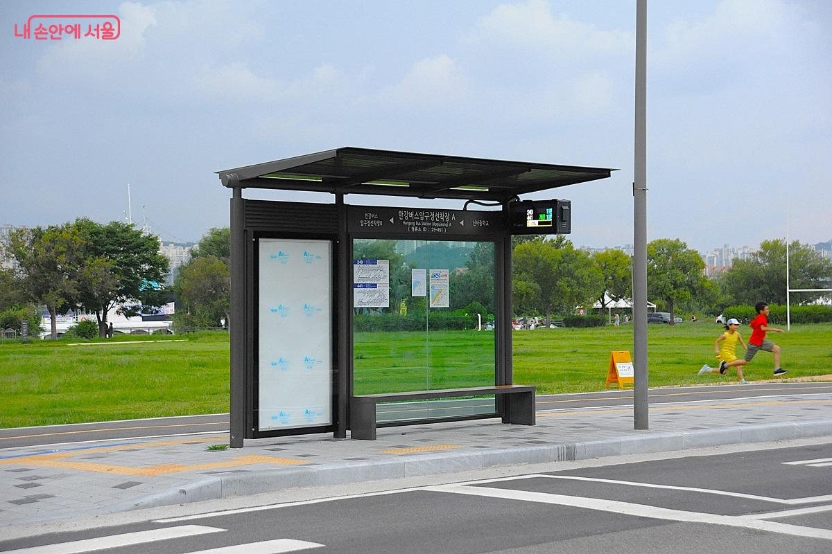 잠원한강공원 내에 신설된 ‘한강버스 압구정선착장A’ 버스 정류장 ©조수봉