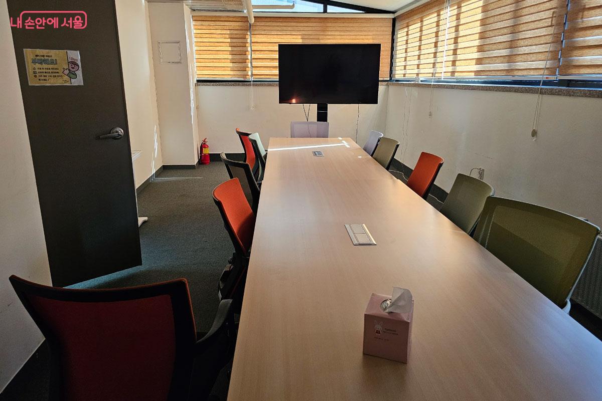 여러 명이 쓸 수 있는 회의실 ©홍혜수