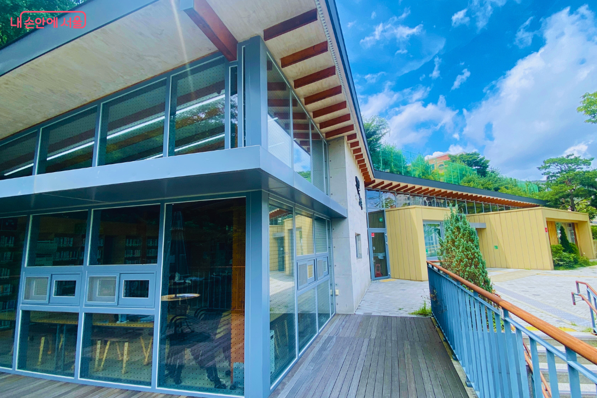 푸른 하늘과 어우러진 매봉산숲속도서관 전면 외관 ©양정화