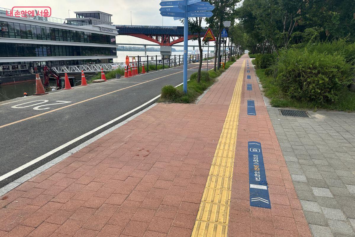 바닥에 한강버스 망원선착장 가는 방향이 표시돼 있다. ©김재형