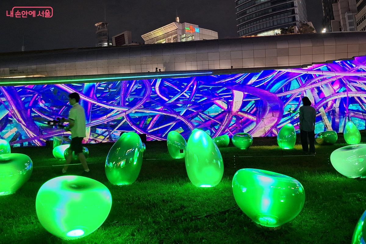 한양도성의 성곽의 결을 따라 유영하는 빛의 물결은 관객들을 황홀경으로 안내한다. ©이혜숙