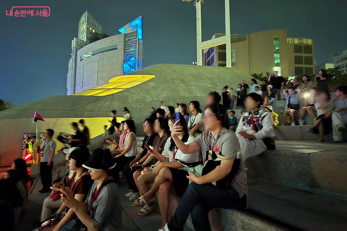가장 명당의 자리에 앉아 미디어아트를 감상했다. ©김윤경