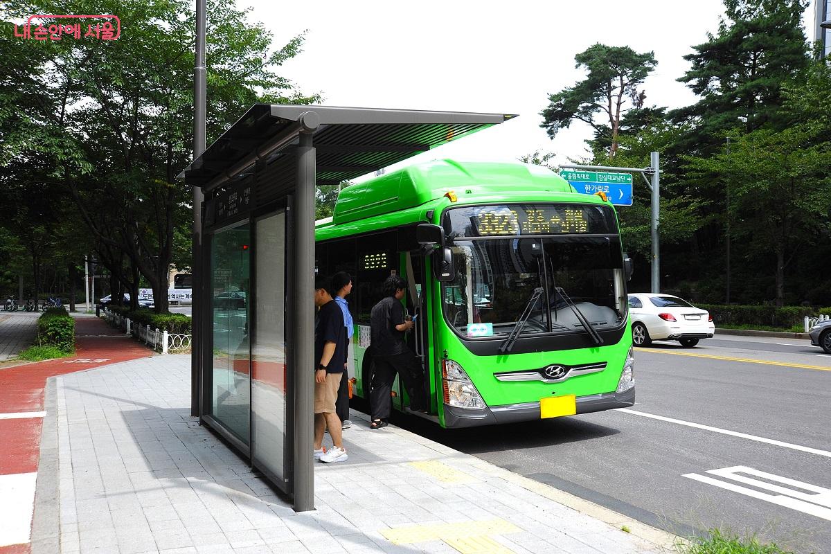잠실새내나들목 앞 신설 버스 정류장에는 3323번 지선버스와 무료 셔틀버스가 정차한다. ©조수봉
