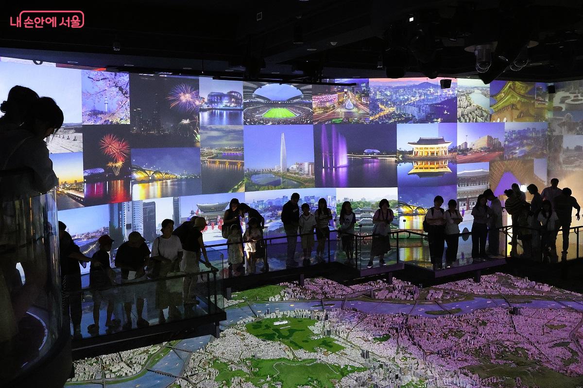 ‘도시모형영상관’은 서울을 대표하는 명소를 영상으로 보여주고 있다. ©이봉덕